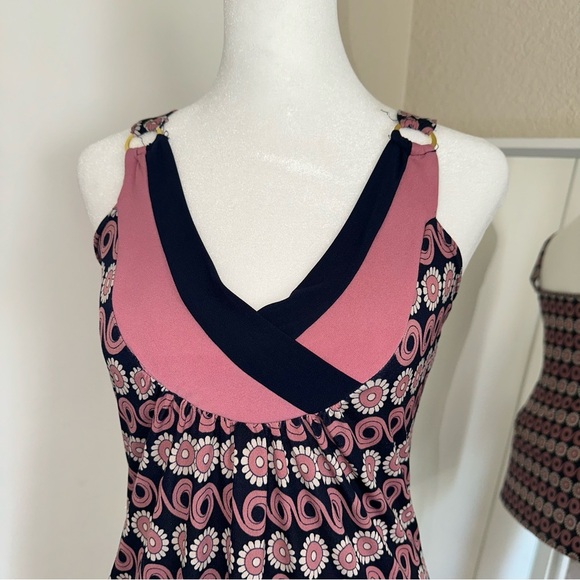 Pink floral babydoll top with ring at the neck size medium - Picture 3 of 4